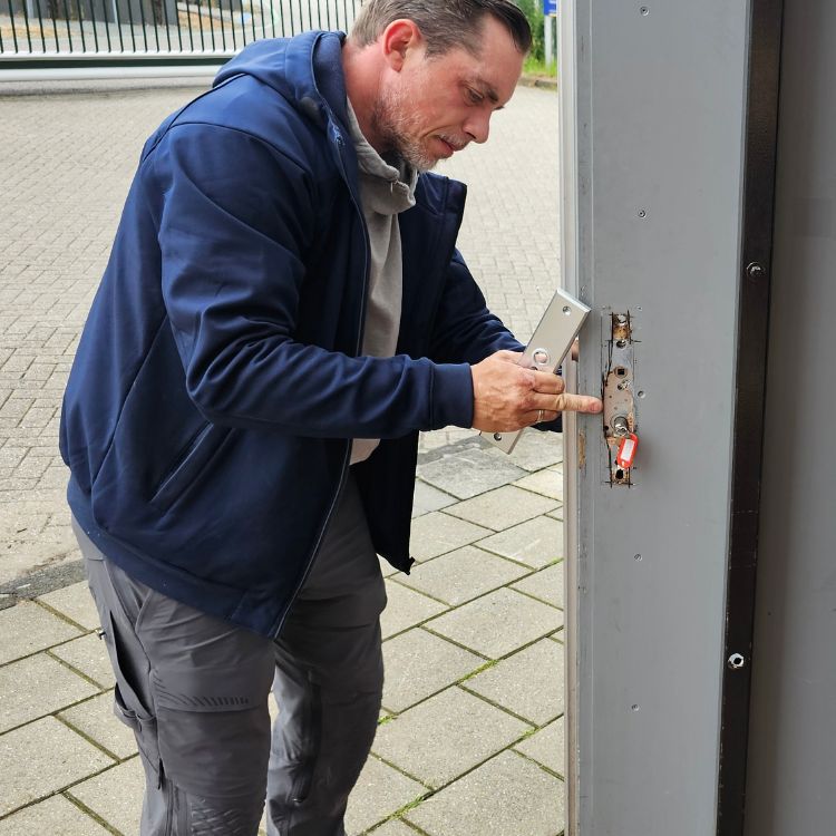 Slotenspecialist Dennis kan met spoed slotproblemen oplossen