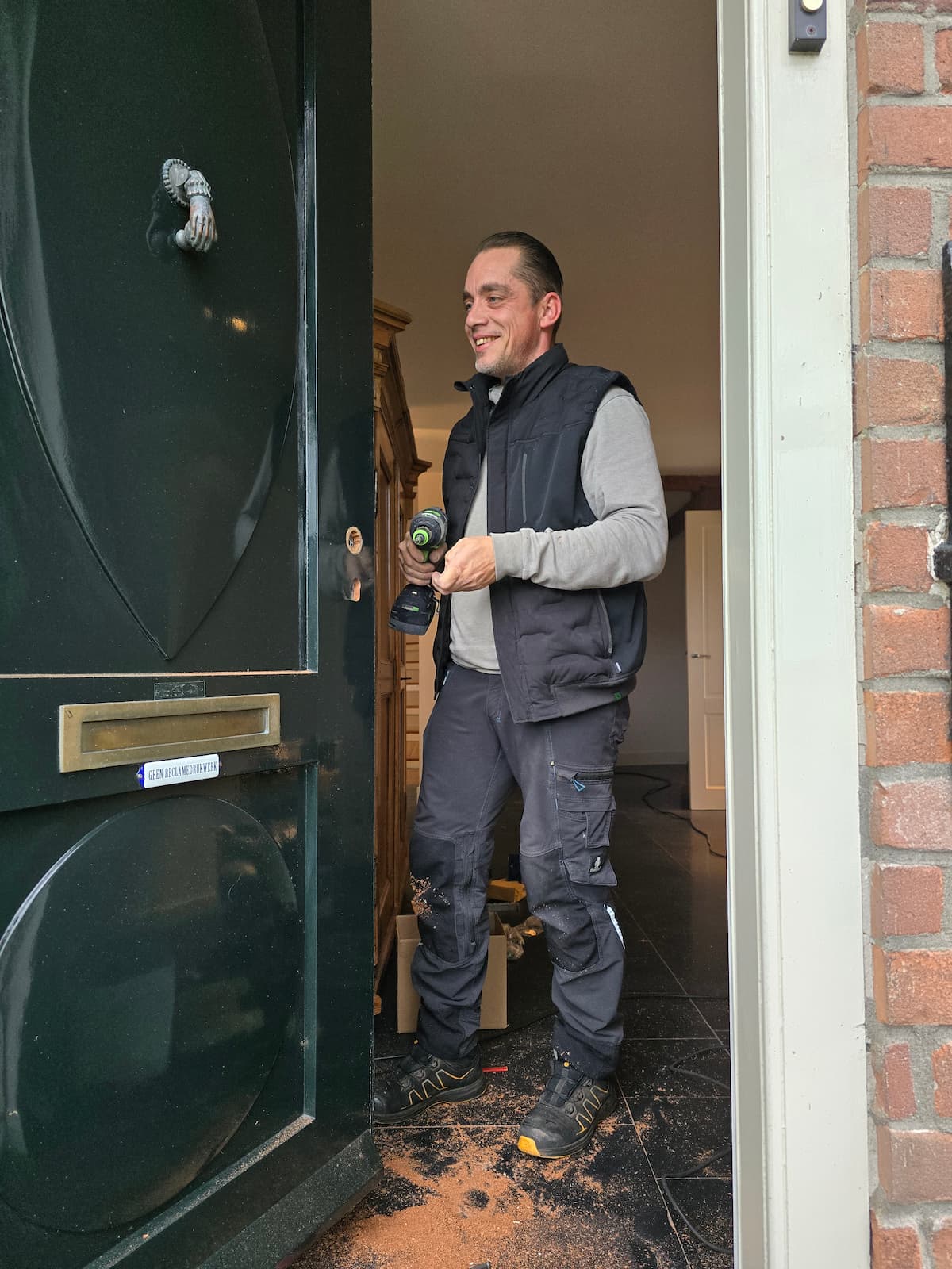 Professionele montage van veiligheidsloten en inbraakbeveiliging door een expert met freesmachine.