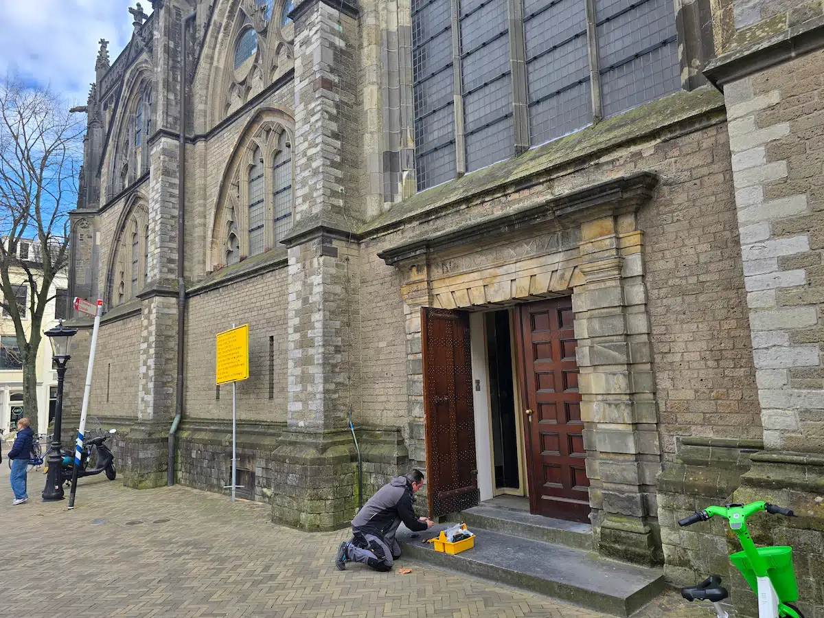 Slotenmaker Dennis Fedi van Slotenspecialist Fedi voert sloten- en deurwerkzaamheden uit aan de historische Domkerk in Utrecht