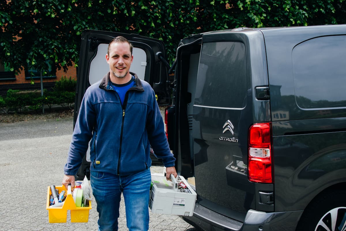 Dennis Fedi van Slotenspecialist Fedi uit Houten, voor zijn werkbus met gereedschapskisten.