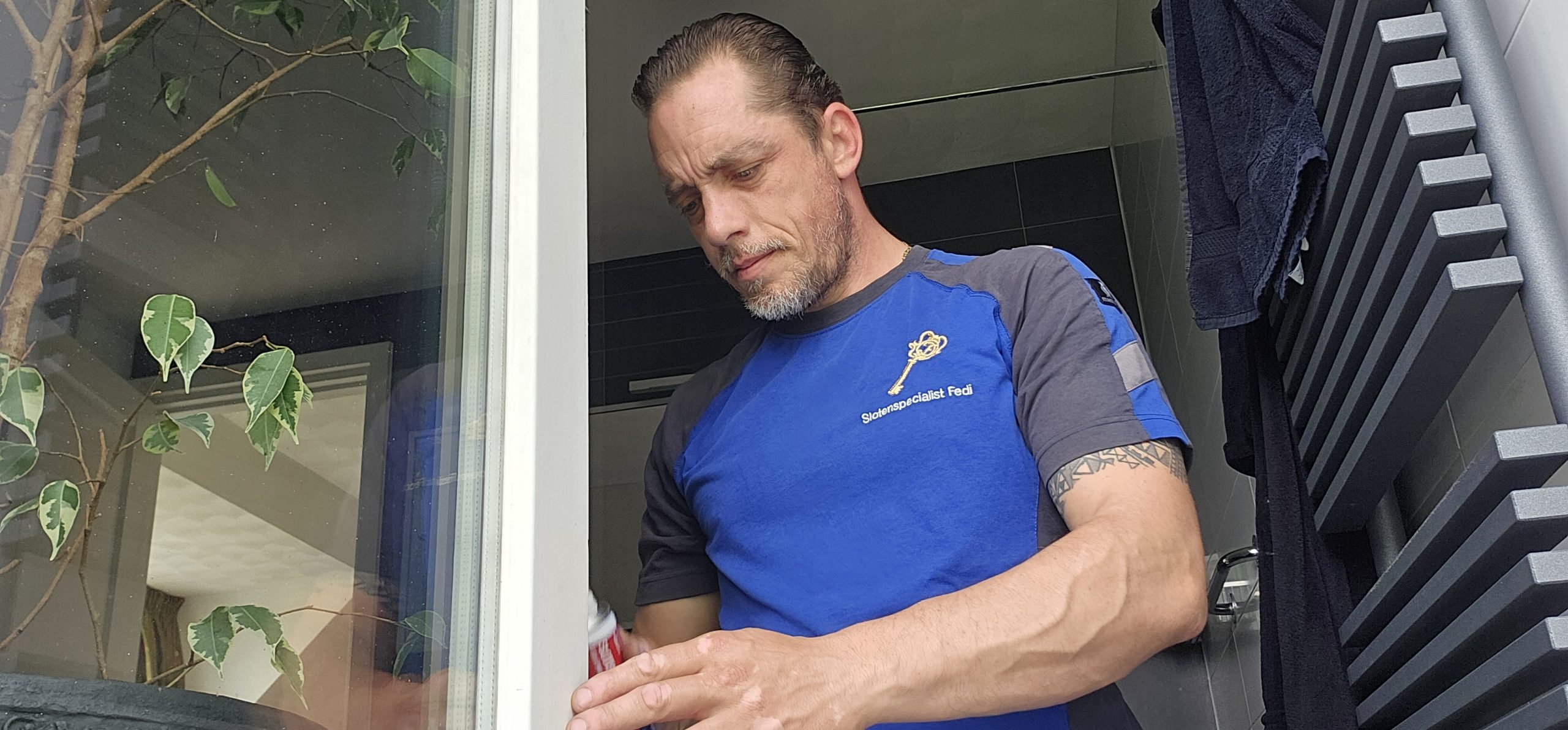 Professionele slotenmaker voert onderhoud uit aan hang- en sluitwerk van een raam of deur in Vleuten - De Meern.