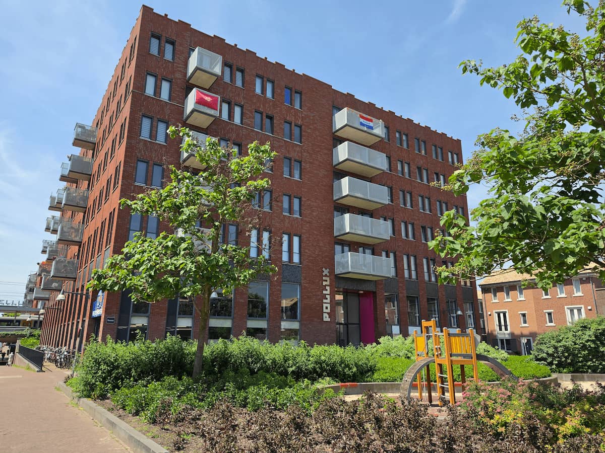 Vooraanzicht van het moderne appartementencomplex VvE Pollux in de wijk Castellum in Houten.